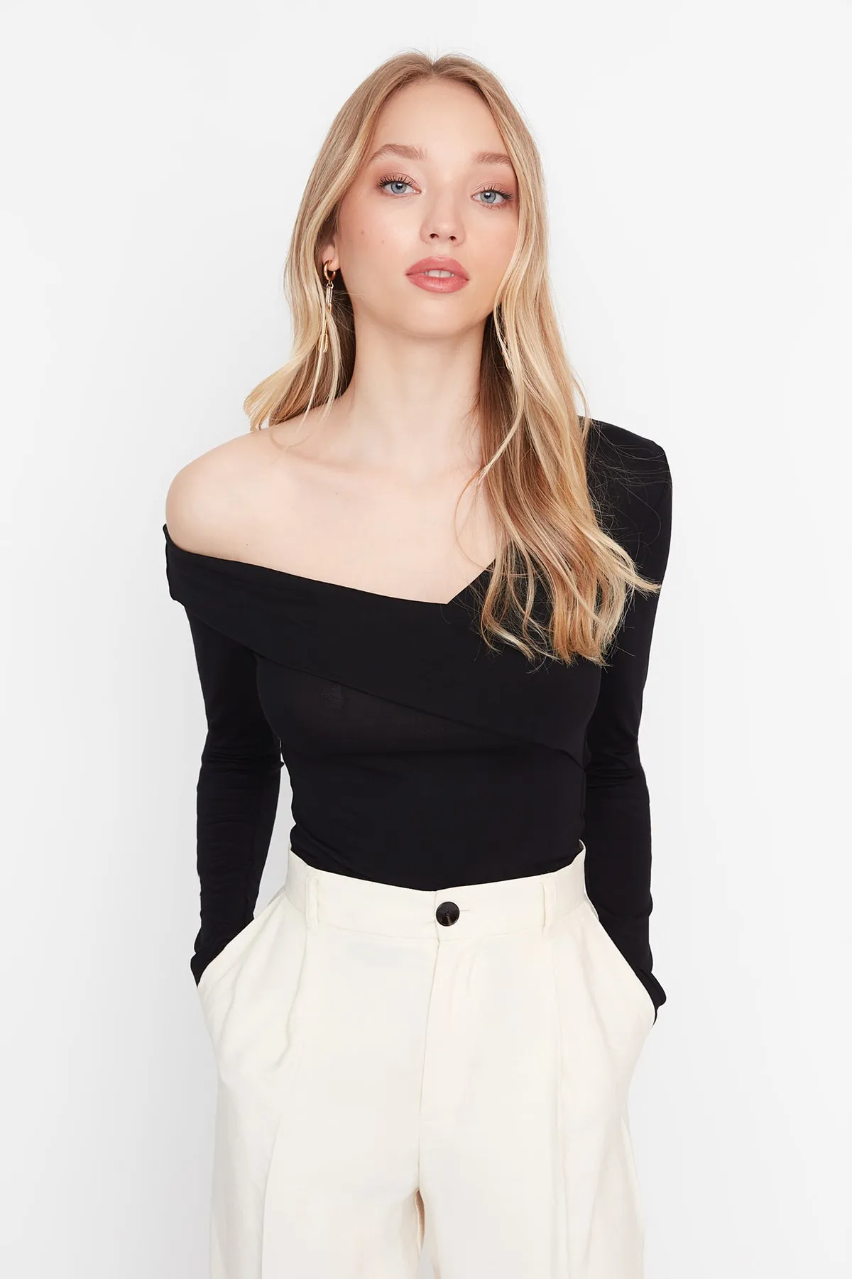 Trendyol Collection  Schwarze, taillierte, asymmetrische, dehnbare Viskose-Strickbluse TWOAW23BZ00748