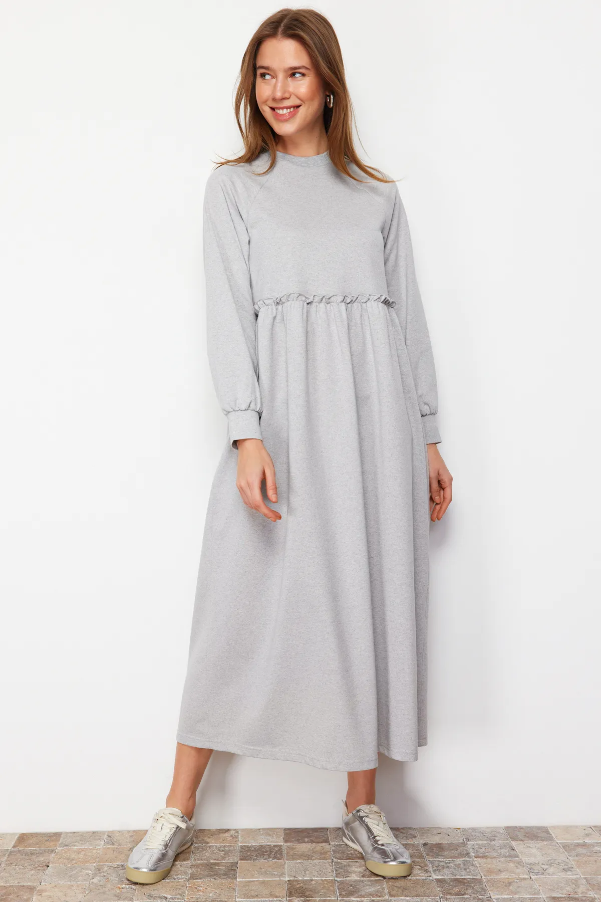 Trendyol Modest  Graues Strickkleid mit Cut-Outs TCTSS23EB00307