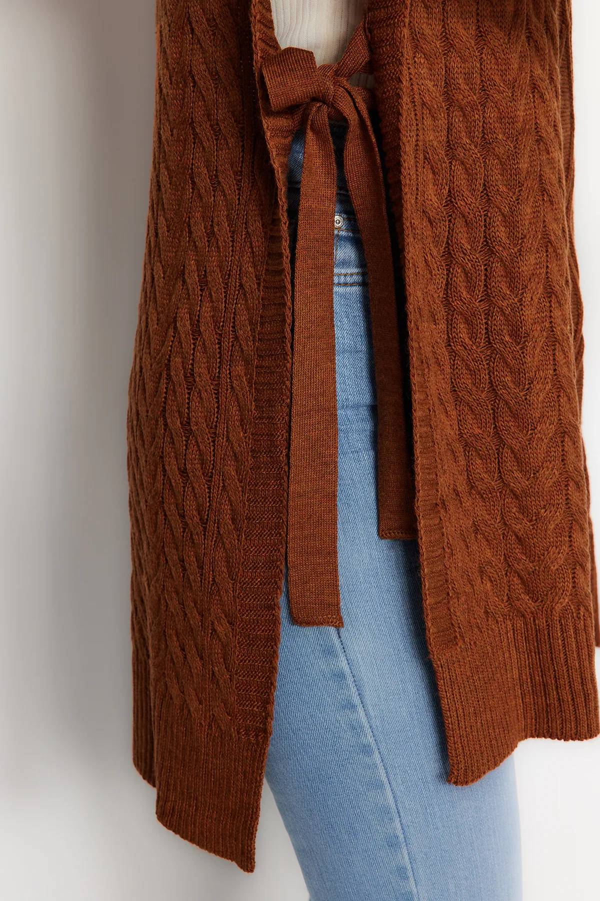 Trendyol Modest  Brauner geflochtener Strickpullover mit Bindegürtel TCTAW22UV0018