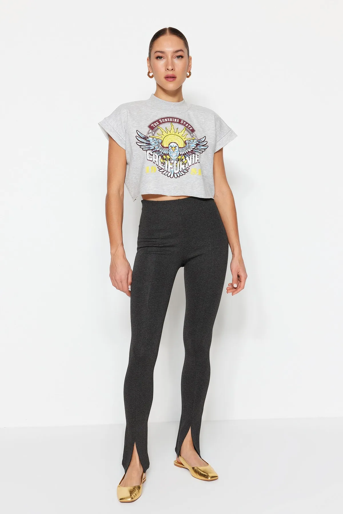 Trendyol Collection  Anthrazitfarbene Interlock-Strick-Leggings mit hoher Taille und geschlitzten Beinen TWOAW21PL0263