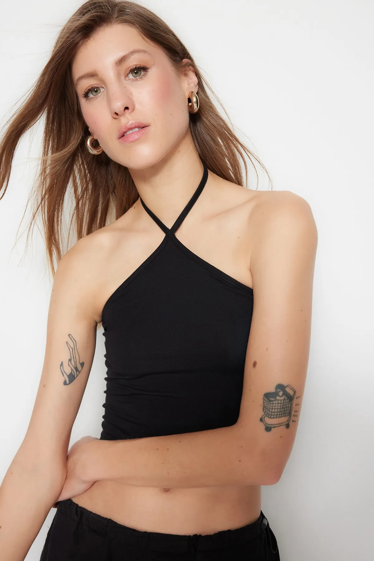 Trendyol Collection  Schwarz-weißes 2er-Pack Crop Bustier aus Baumwolle mit überkreuzten Trägern, dehnbar, gestrickt, TWOSS23BS00002