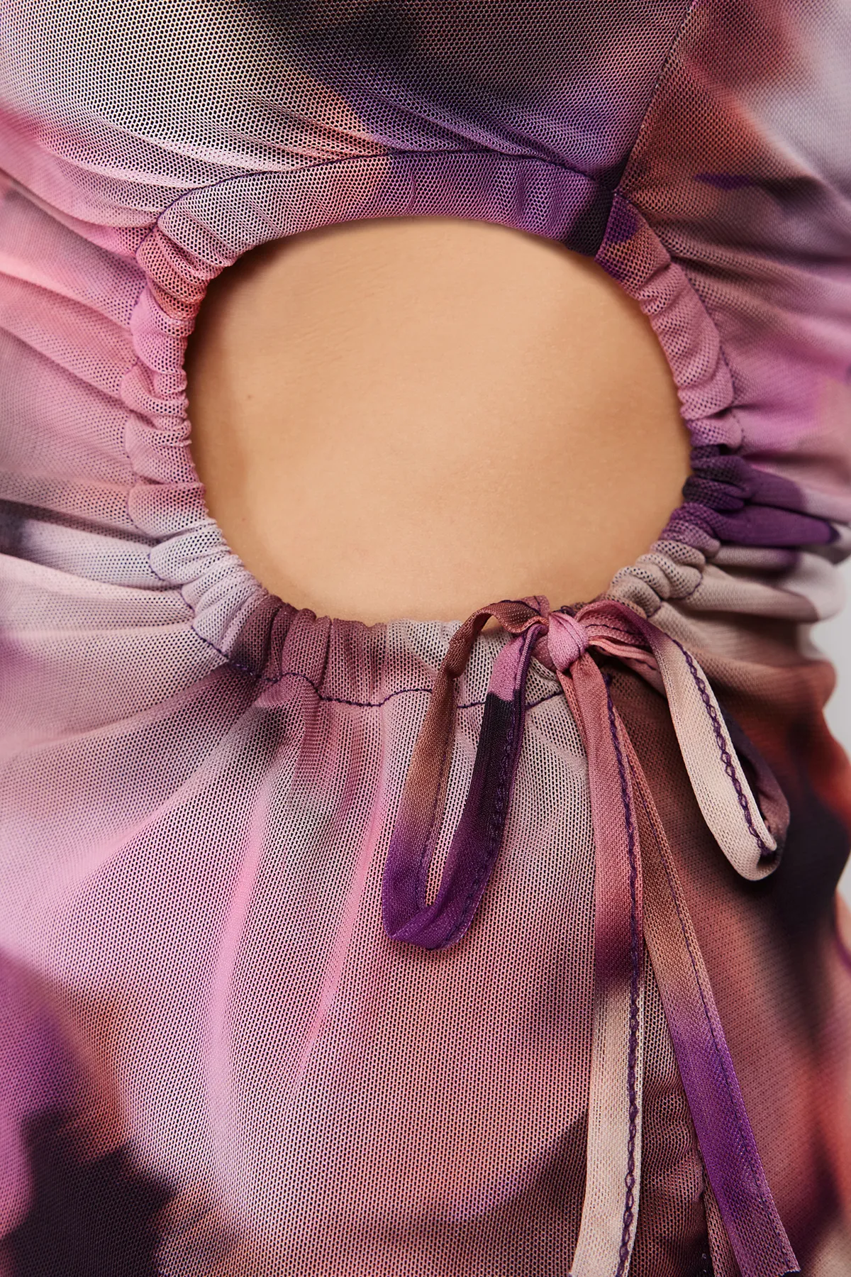 Trendyol Collection  Elegantes Abendkleid aus mehrfarbigem Tüll mit Fensterausschnitt und Ausschnitten und Ausschnitten TPRSS24EL00051