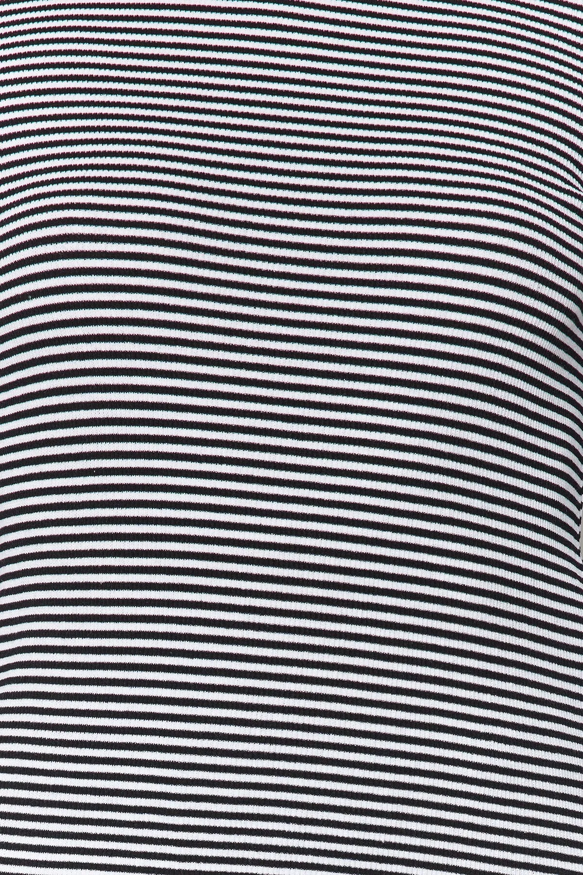 Trendyol Collection  Ecru-schwarz gestreifte, taillierte, langärmlige, gerippte, dehnbare Strickbluse mit hohem Kragen TWOAW21BZ0423