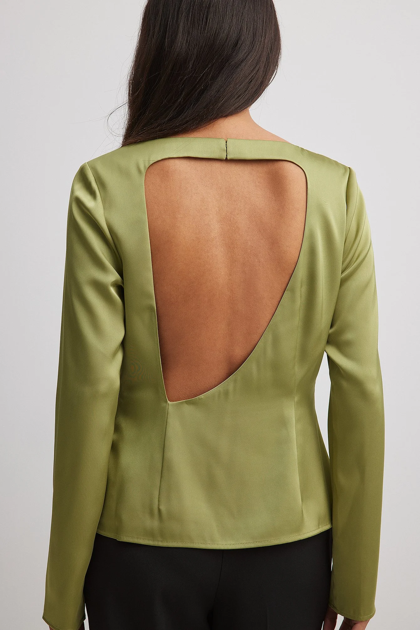 Asymmetrische Bluse mit offenem Rücken