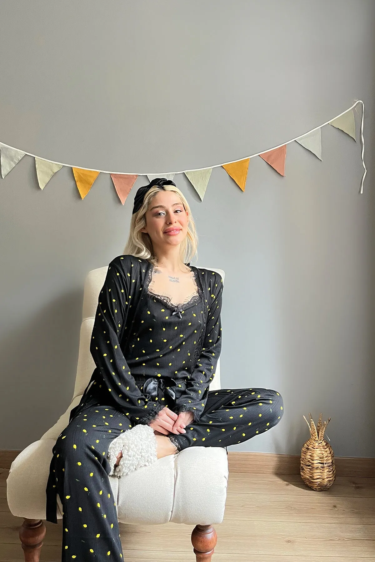 Pijamaevi  Pegasus-Pyjama-Set mit Mini-Morgenmantel mit Zitronenmuster
