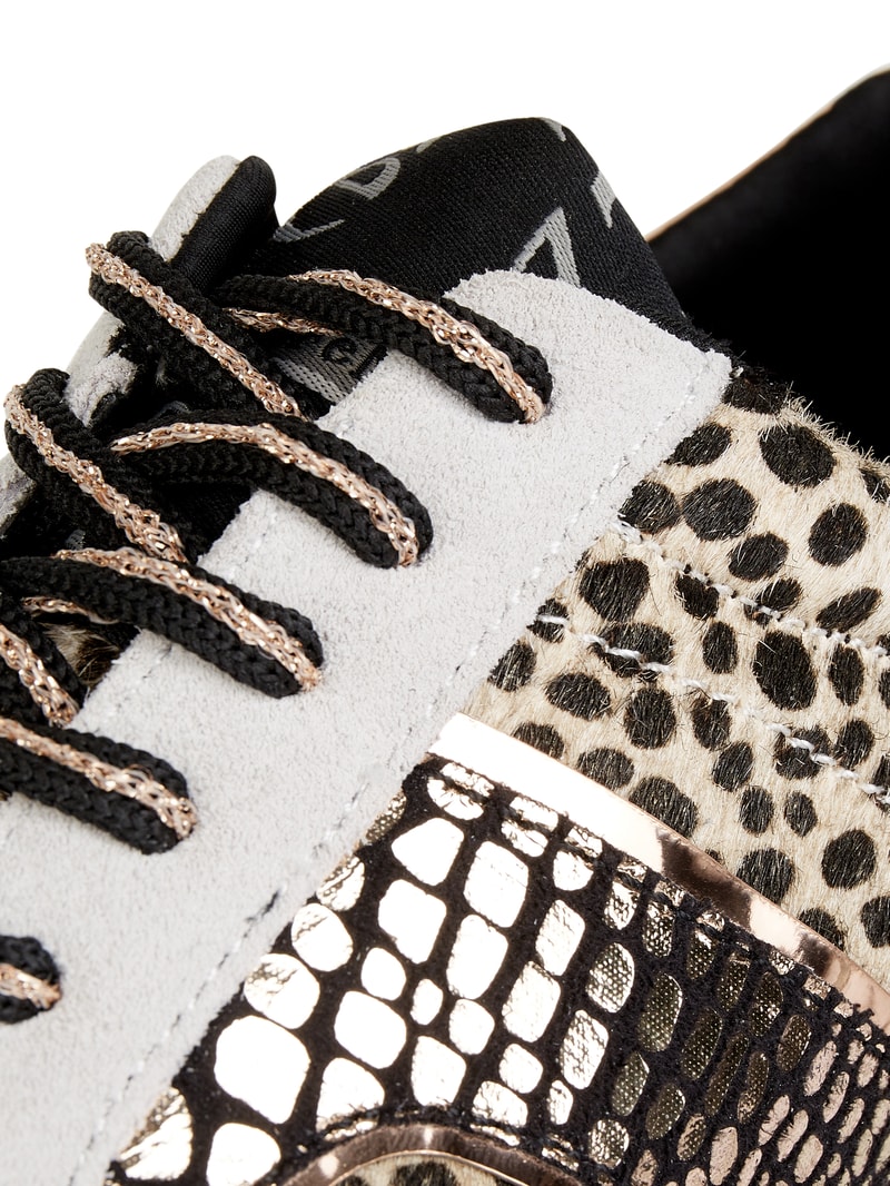 Sneaker aus Veloursleder in beige