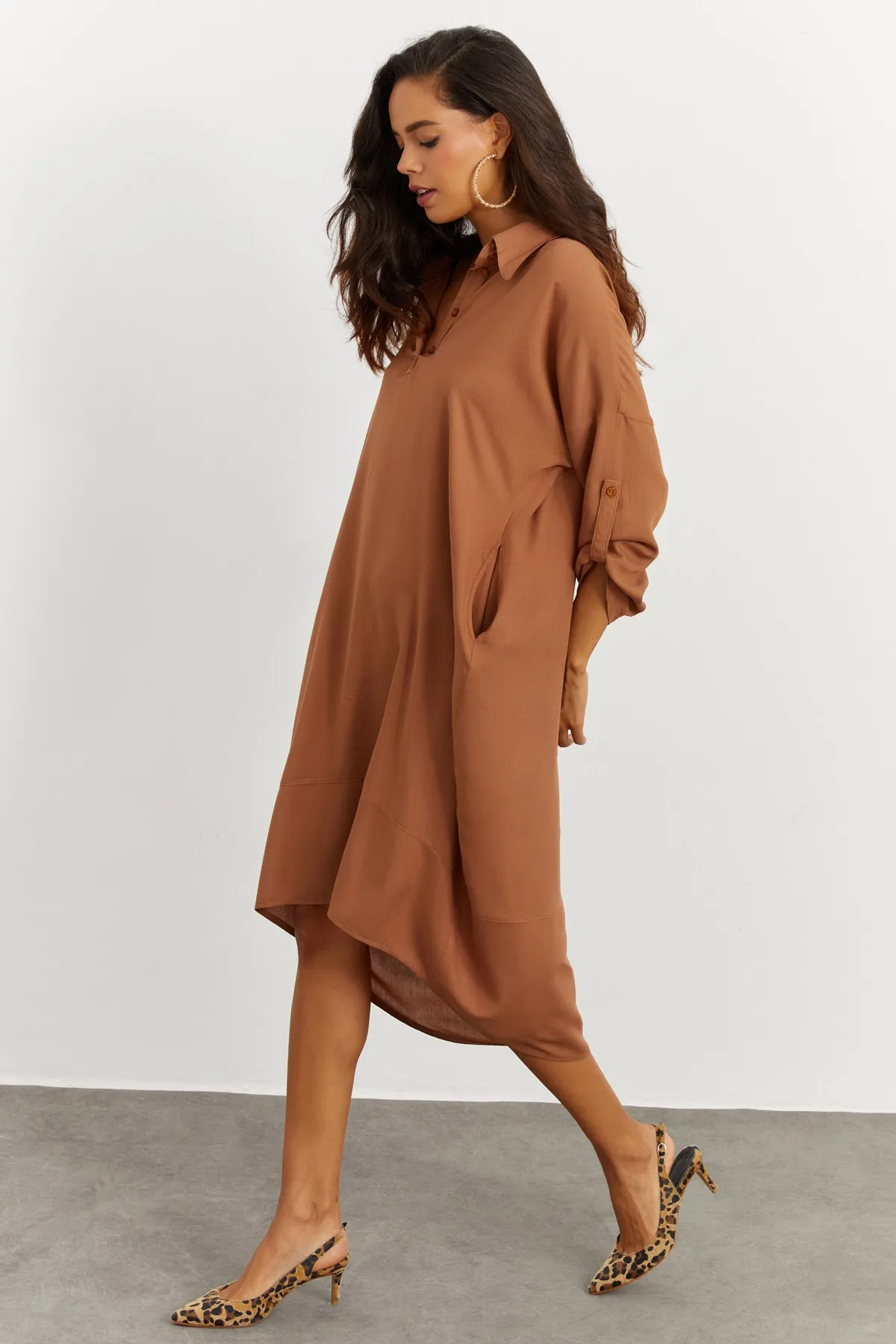 Cool & Sexy  Hellbraunes Damenkleid mit Ringtaschen hinten BK1498