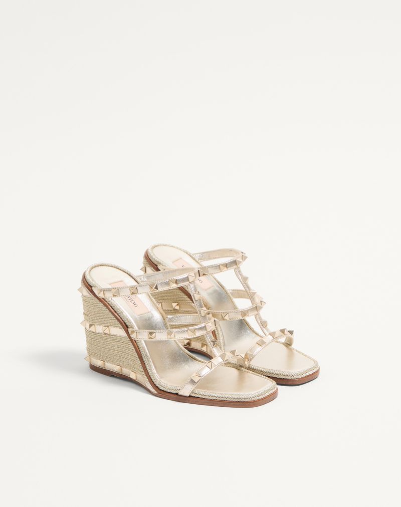 Rockstud kilehæl i lamineret nappalæder med kornet broderi 100 mm