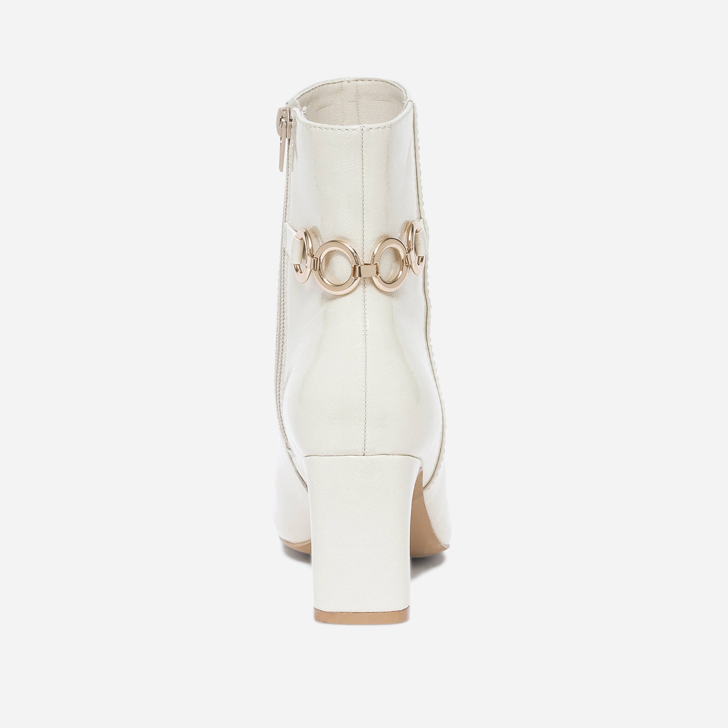 Boots blanc cassé verni avec chaîne-anneaux