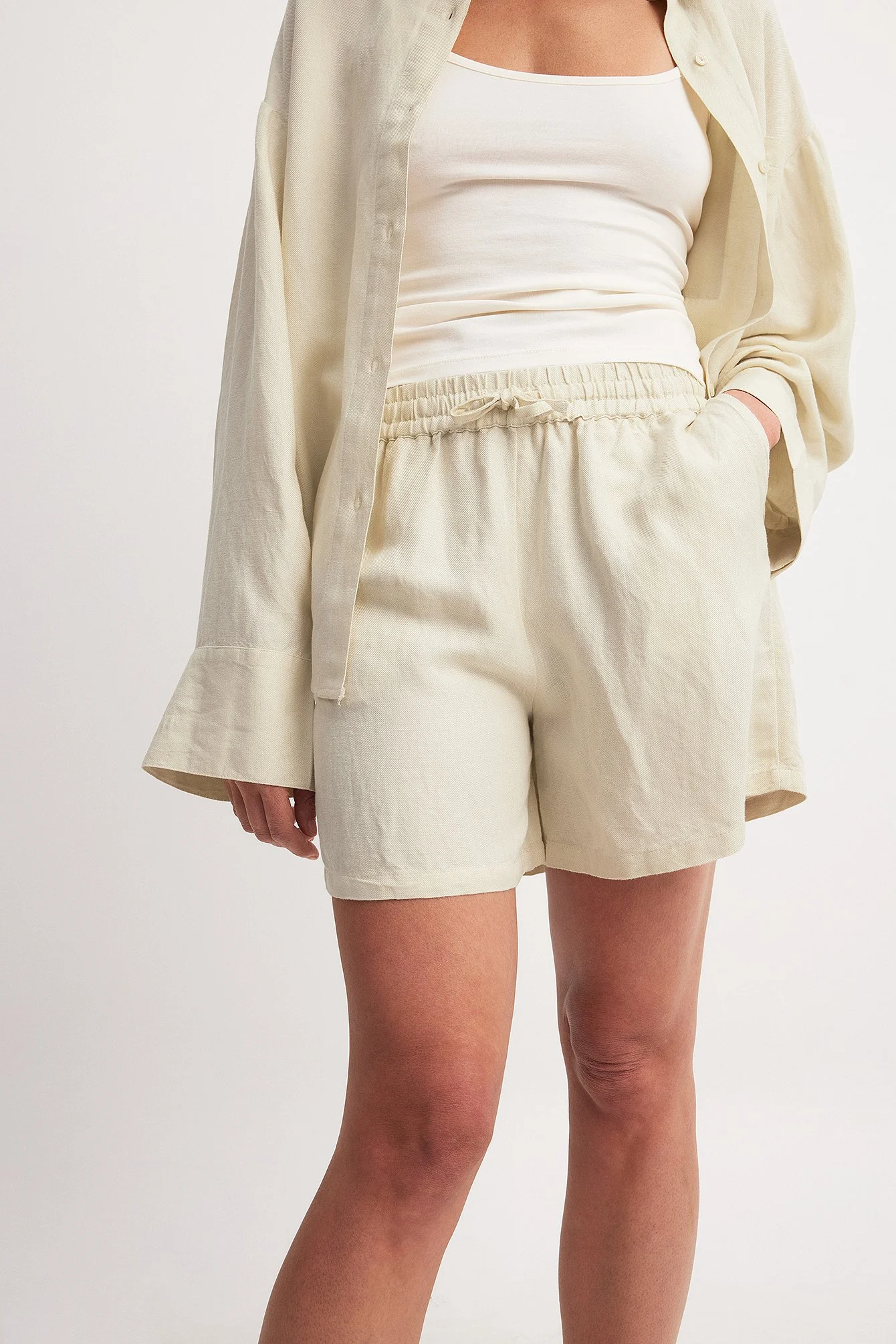 Weite Shorts mit halbhoher Taille aus Viskose-Mix