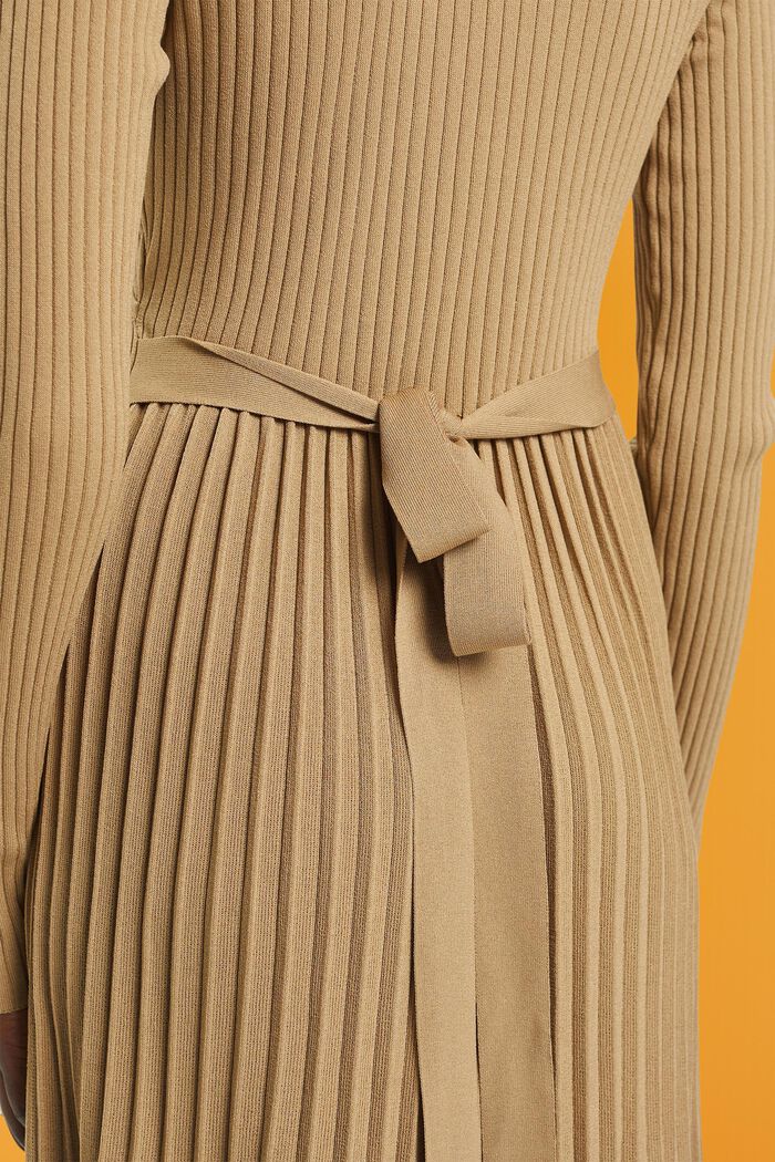 Plissiertes Wickelkleid mit langen Ärmeln