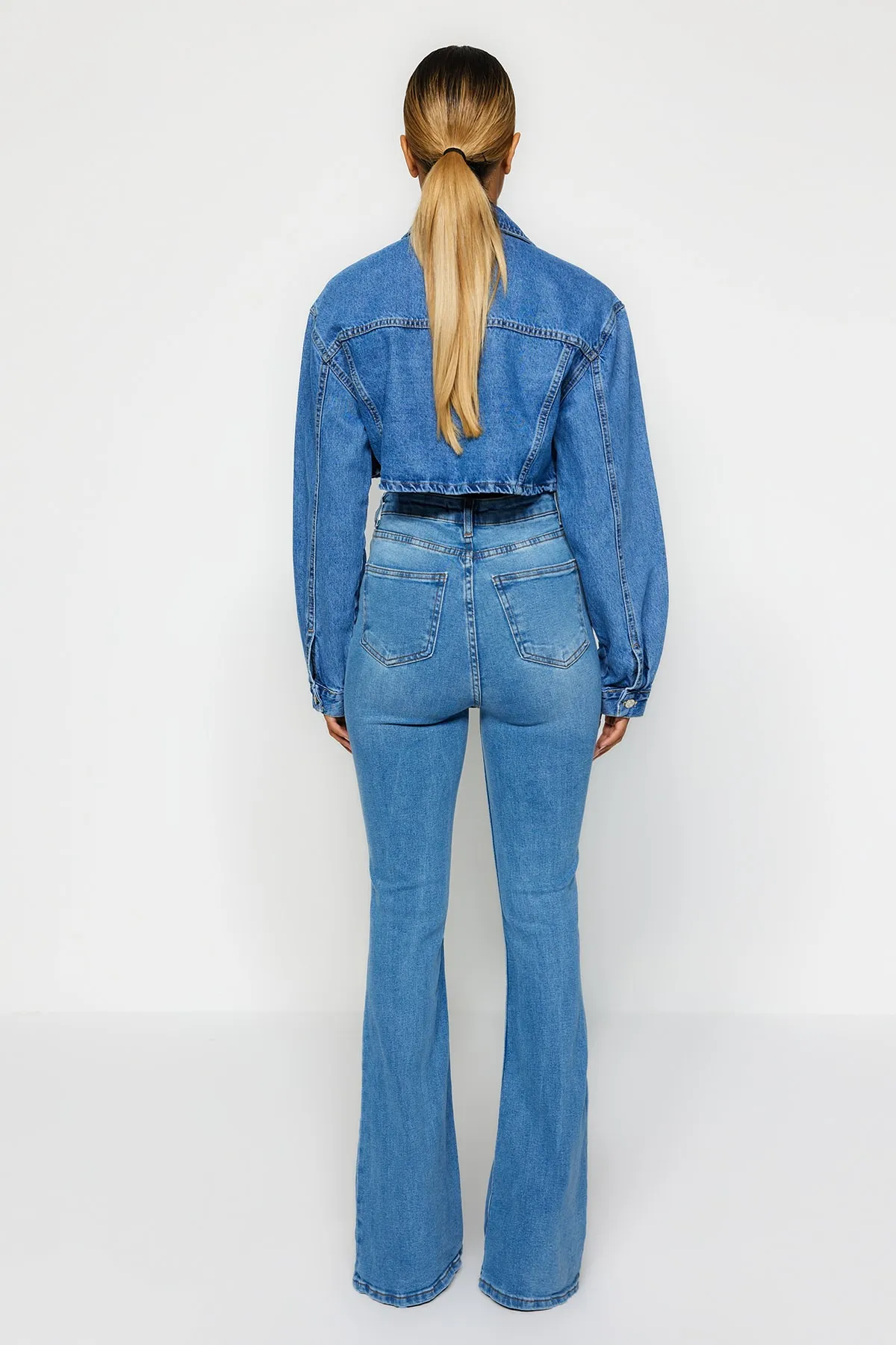 Trendyol Collection  Blaue Schlagjeans mit hoher Taille TWOSS21JE0246