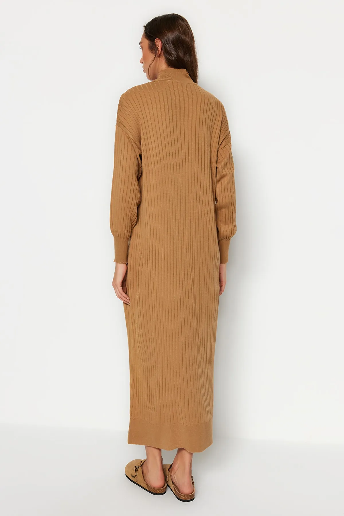 Trendyol Modest  Kamelfarbenes Strickkleid mit Stehkragen TCTAW24EB00015