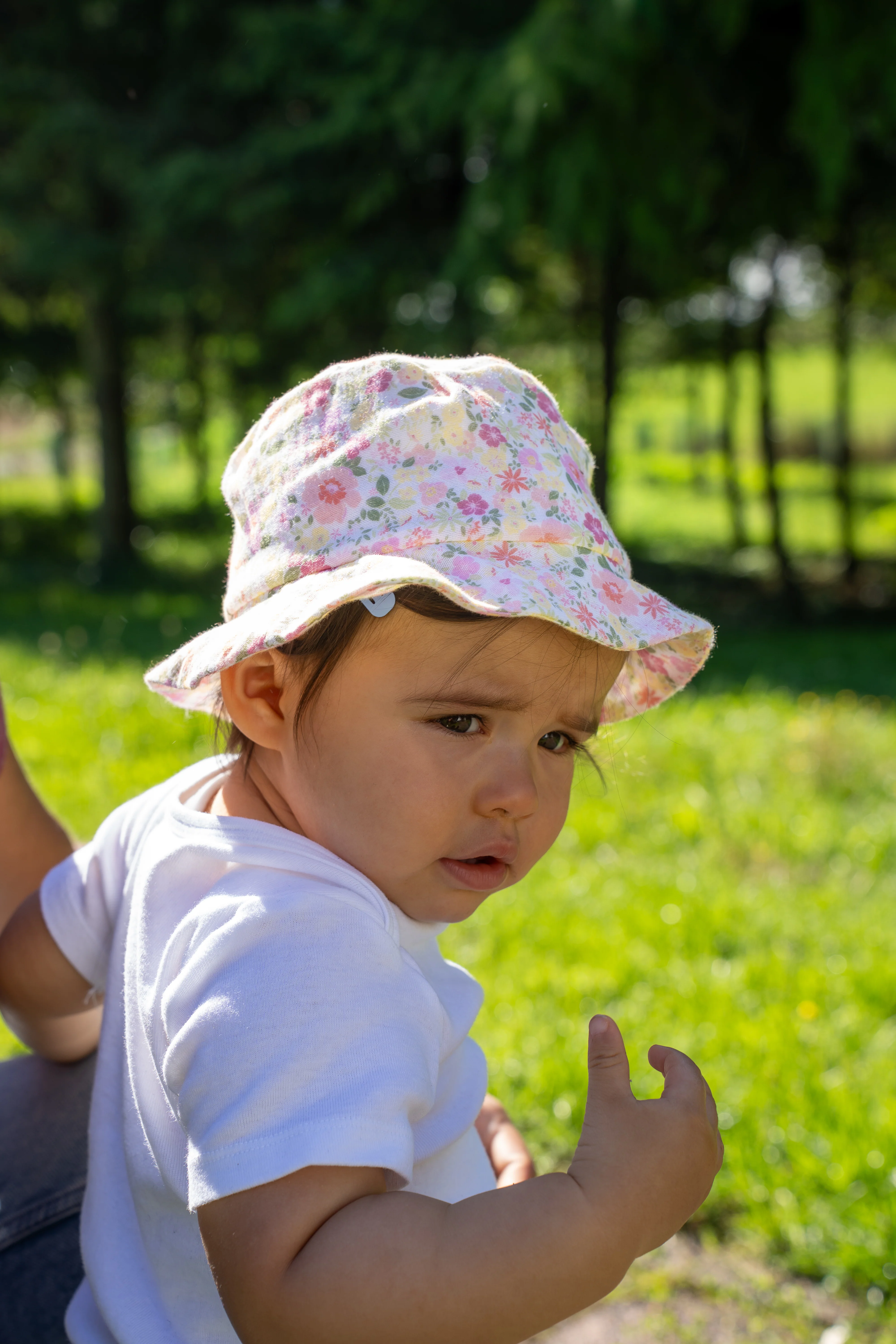 Kinderhut bedruckt mit bunten Blümchen in ecru