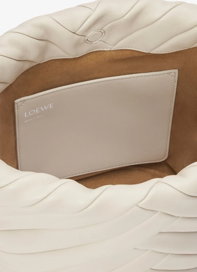 LOEWE Flamenco keskikokoinen olkalaukku lampaannahkaa