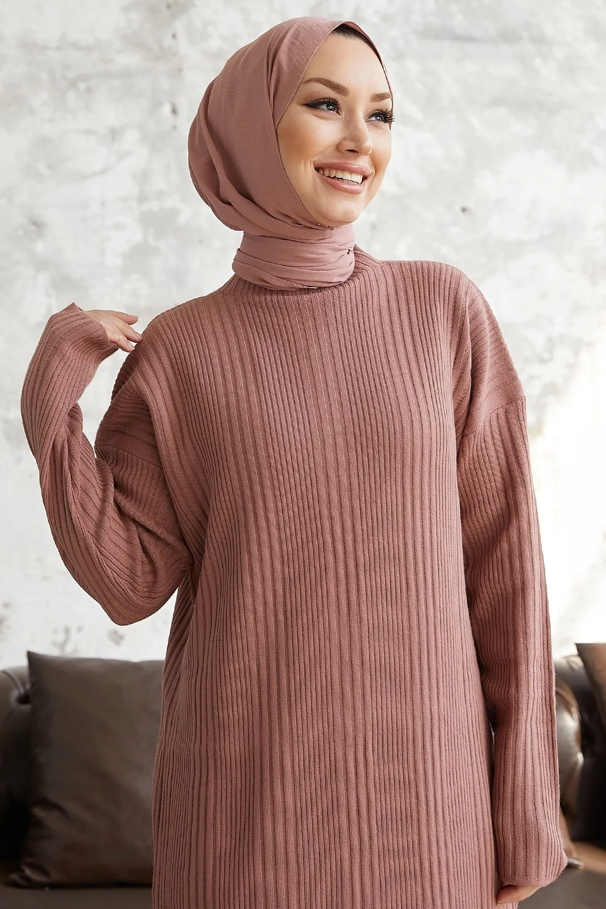 InStyle  Langes Strickkleid mit Rollkragen von Arissa – Dusty Rose