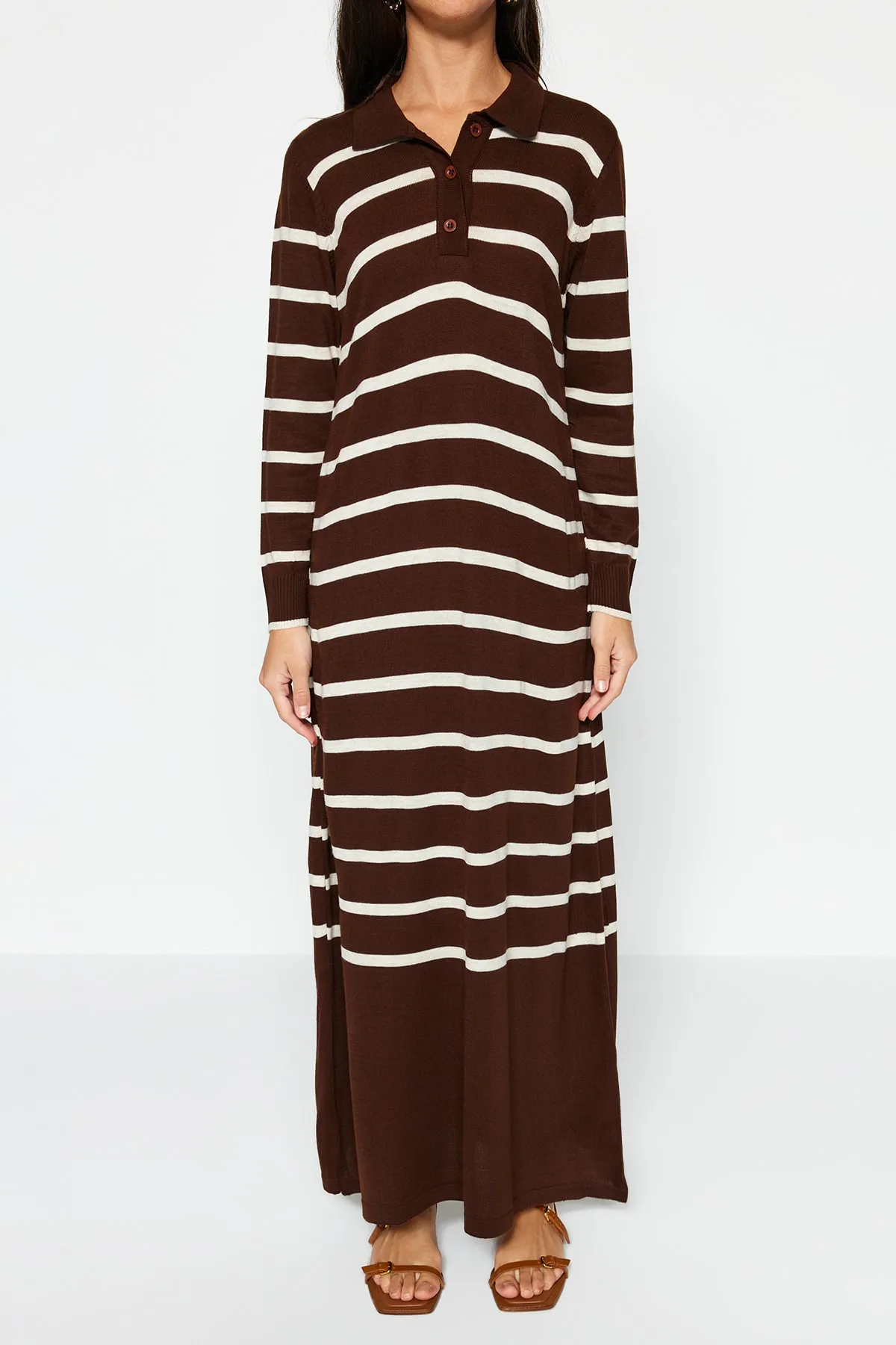 Trendyol Modest  Braunes gestreiftes Strickkleid mit Polokragen TCTAW22EB02122