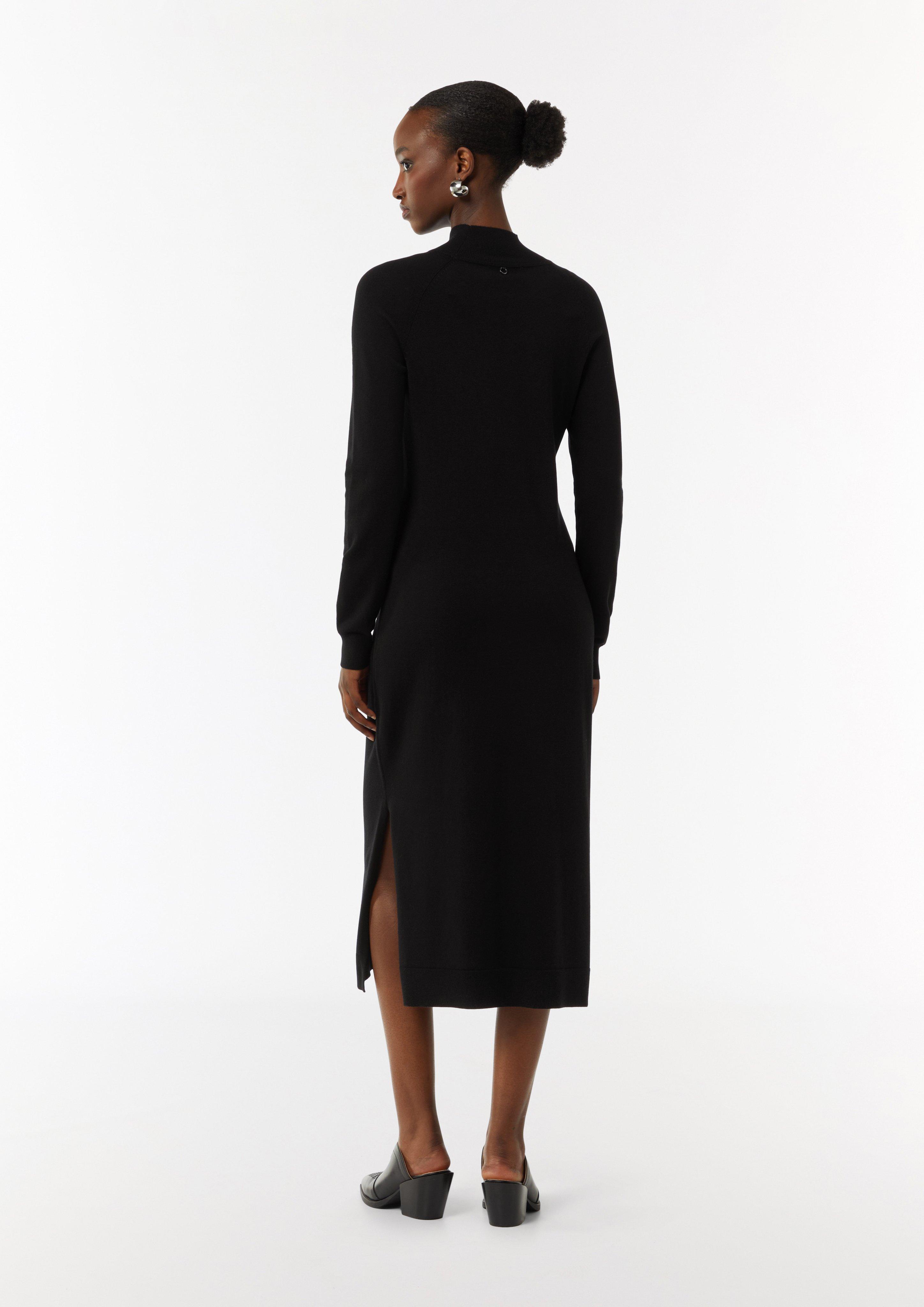 Antalliertes Strickkleid mit Turtleneck und seitlichen Schlitzen - schwarz