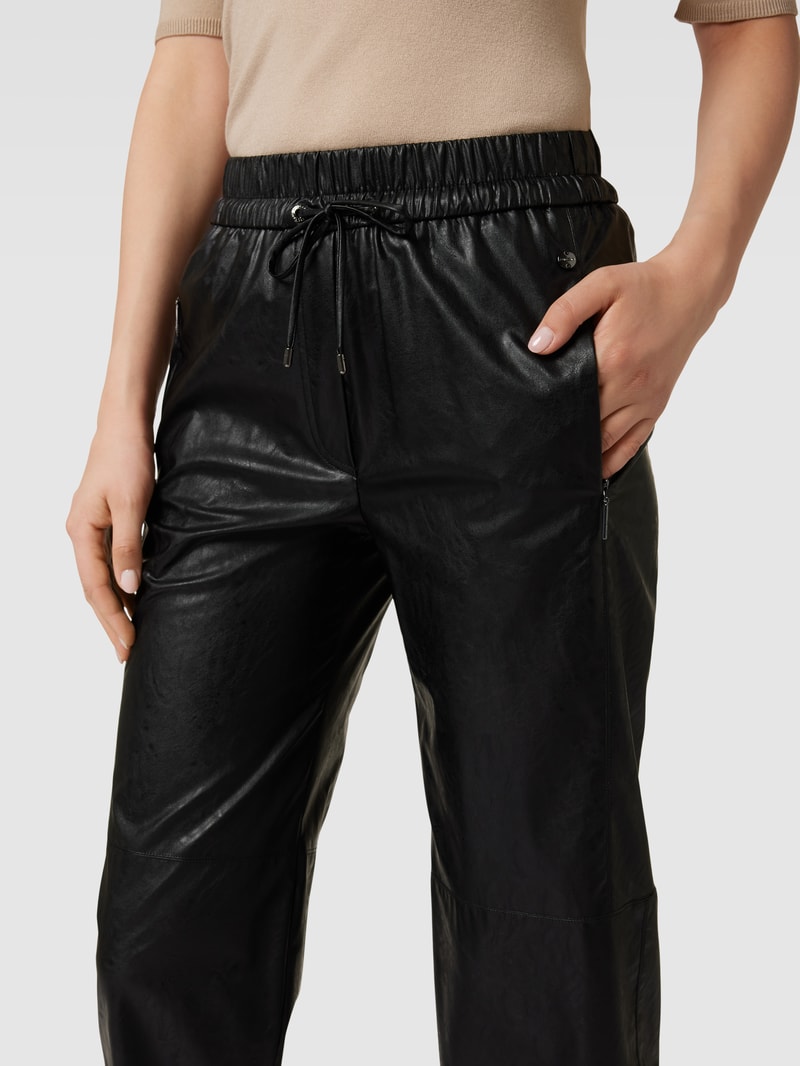 Jogpants in Leder-Optik mit elastischem Bund in schwarz