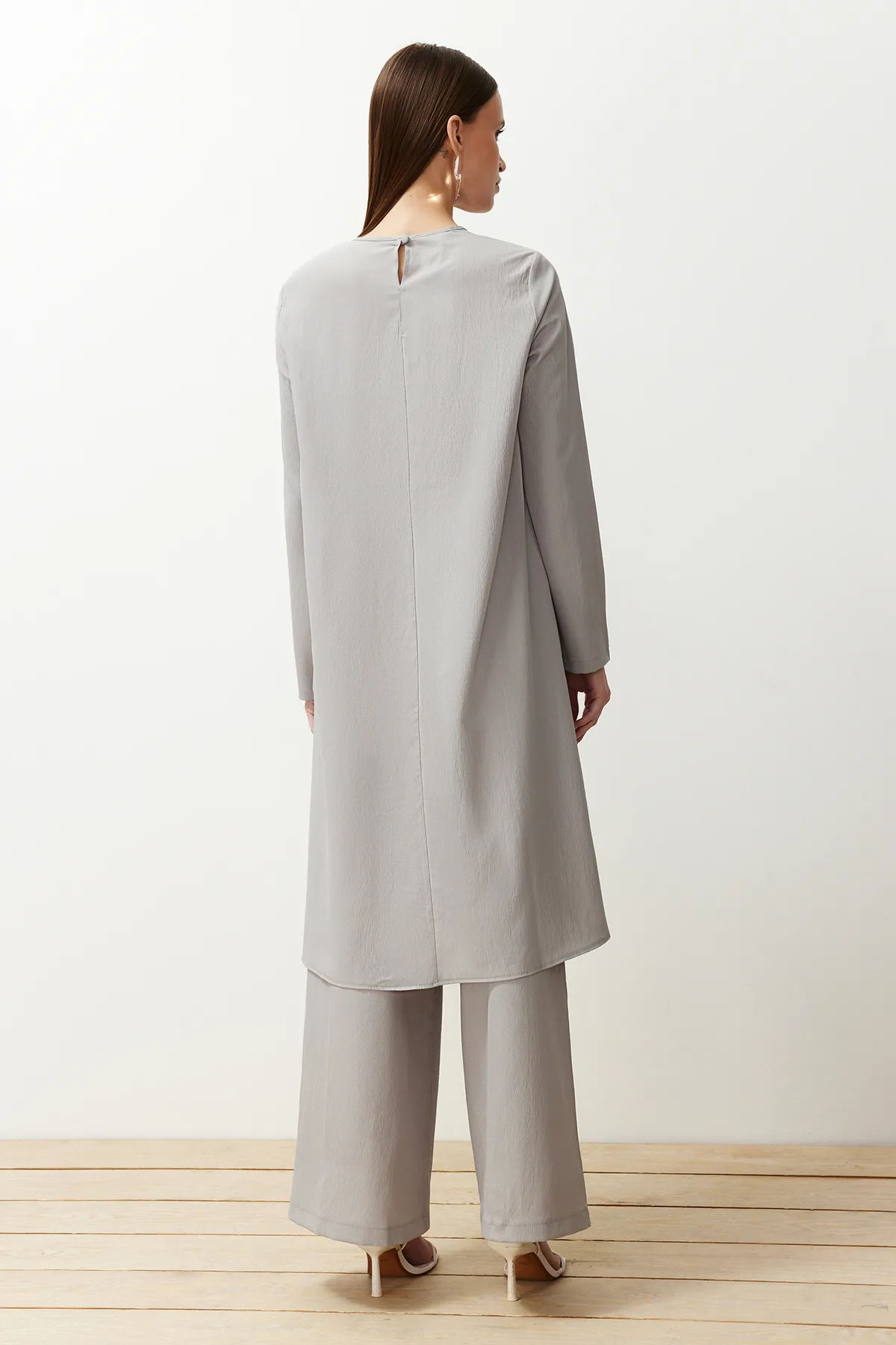 Trendyol Modest  Graues asymmetrisches gewebtes Tunika-Hosen-Oberteil- und Unterteil-Set TCTSS24US00074