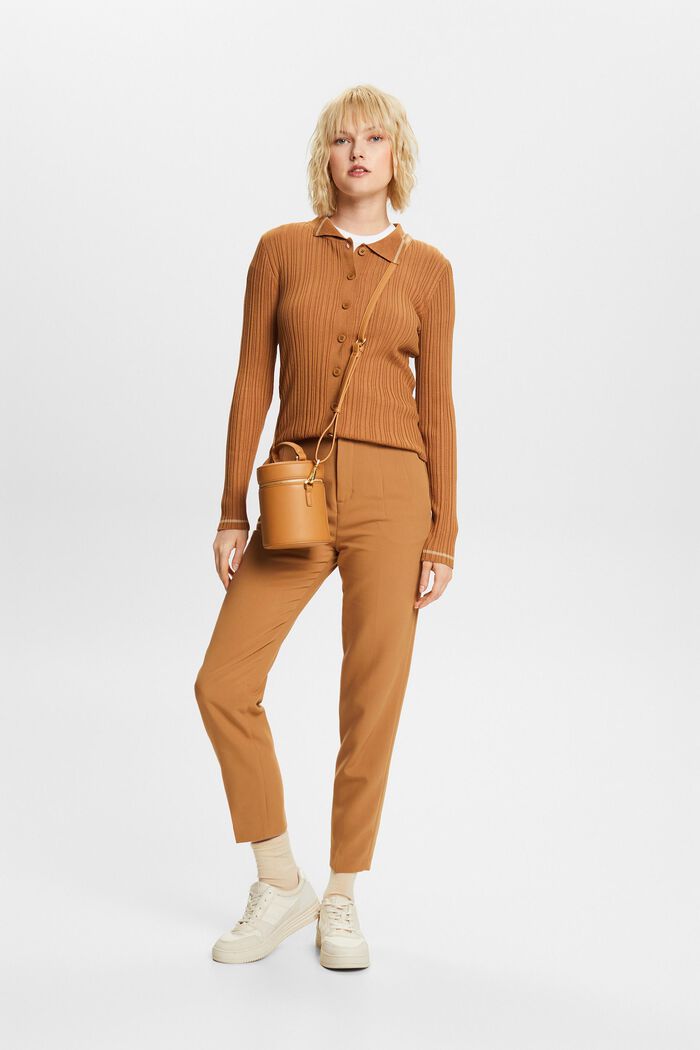 Chino mit hohem Bund und Abnähern
