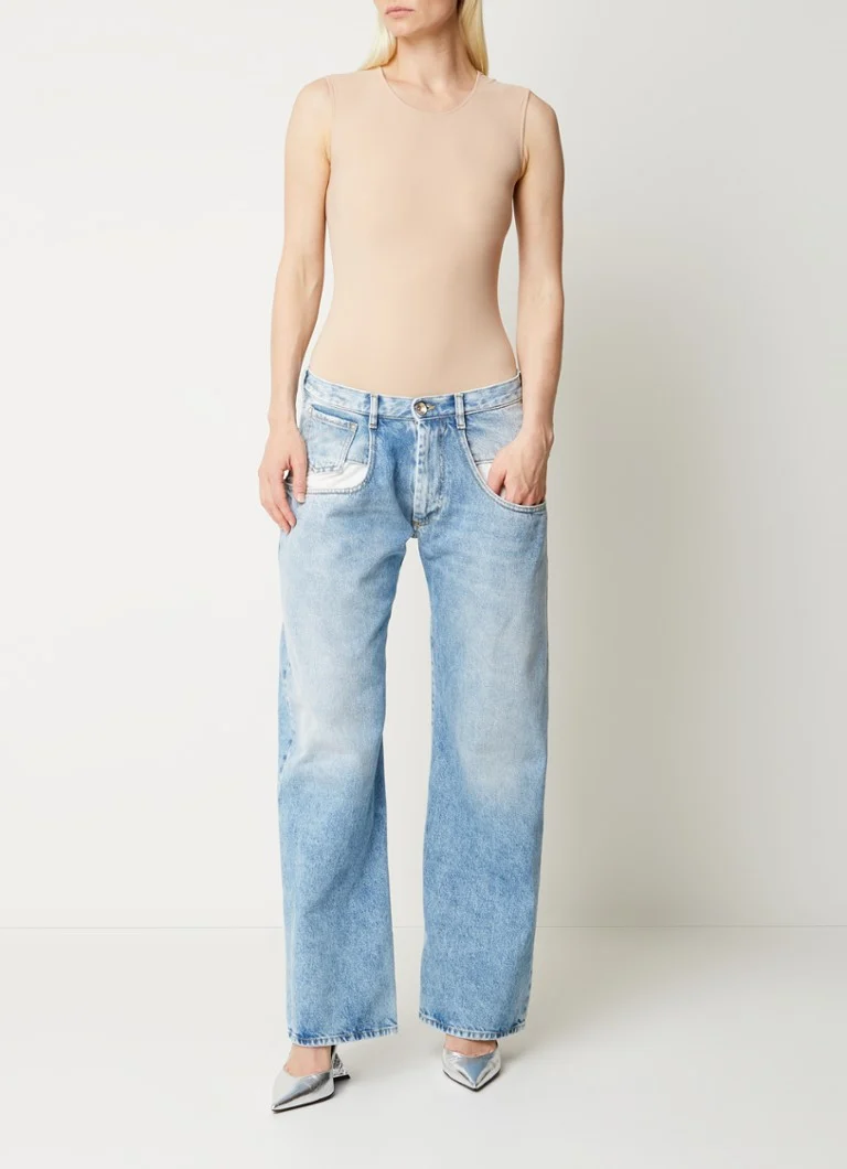 Blugi drepți cu talie înaltă de la Maison Margiela, într-o culoare deschisă.