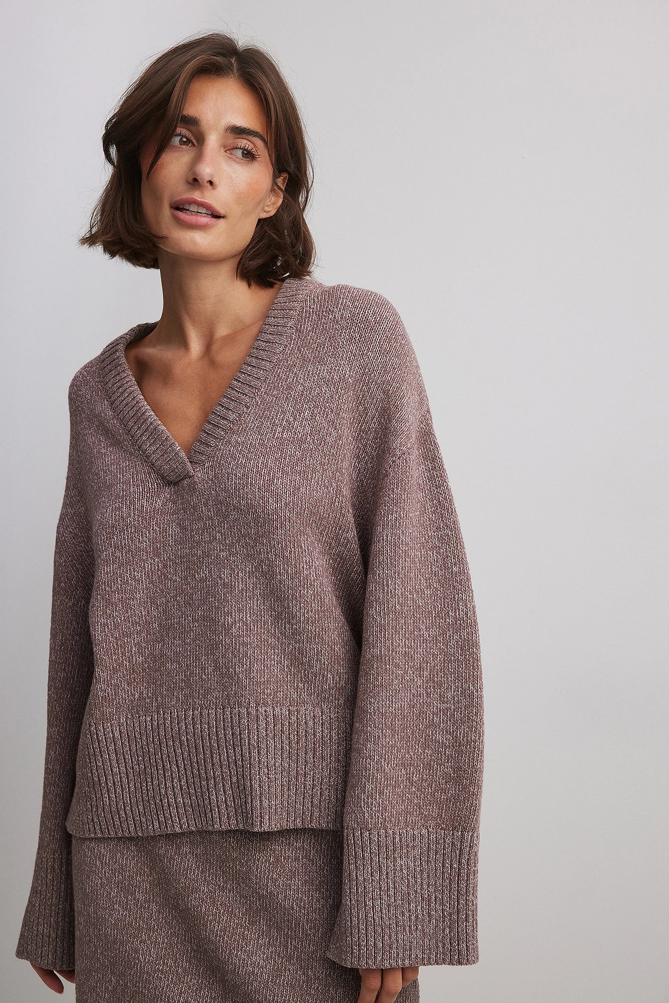 Strickpullover mit V-Ausschnitt und weiten Ärmeln