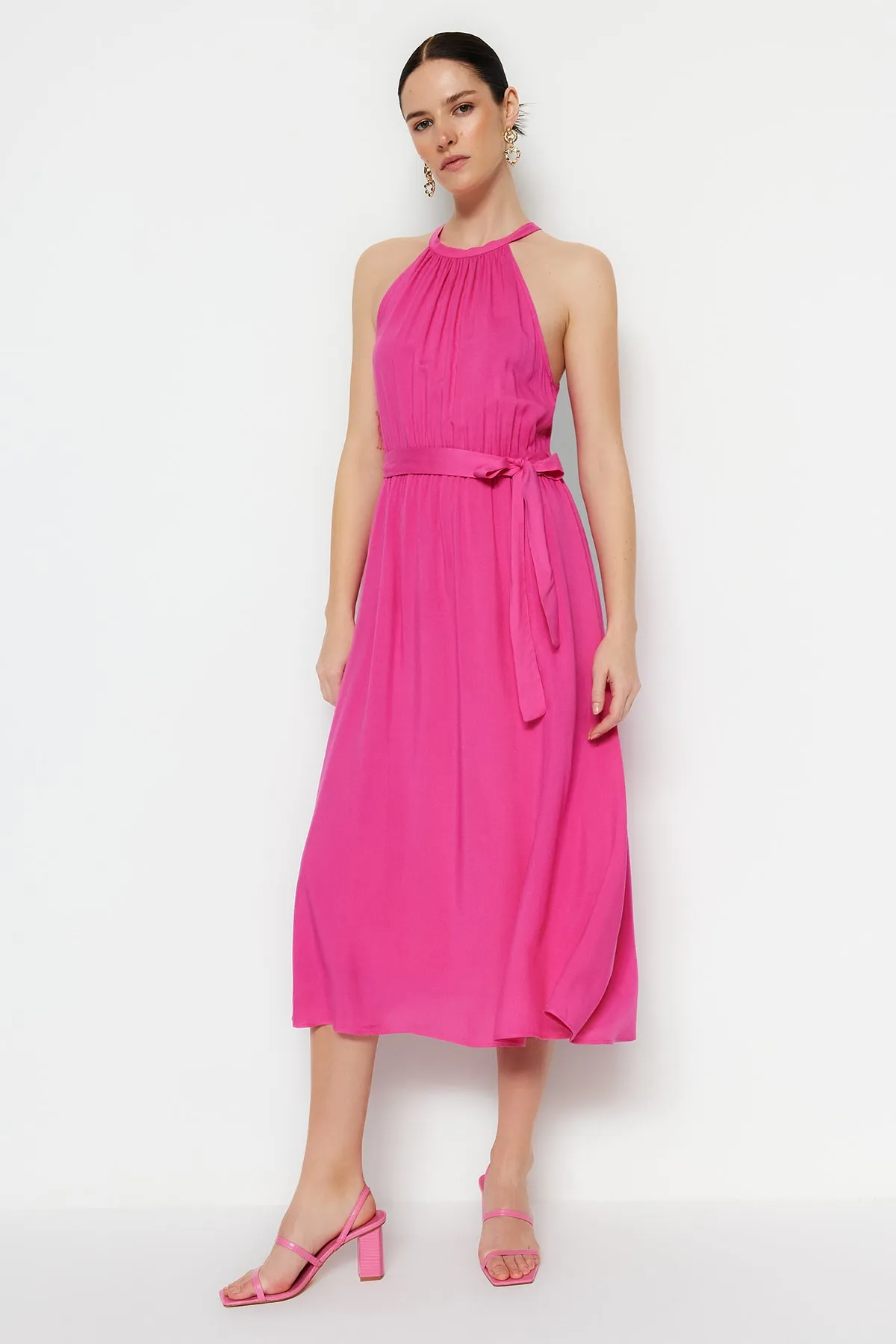 Trendyol Collection  Fuchsiafarbenes A-Linien-Midikleid aus Viskose mit Neckholder und Gürtel TWOSS19EL0155