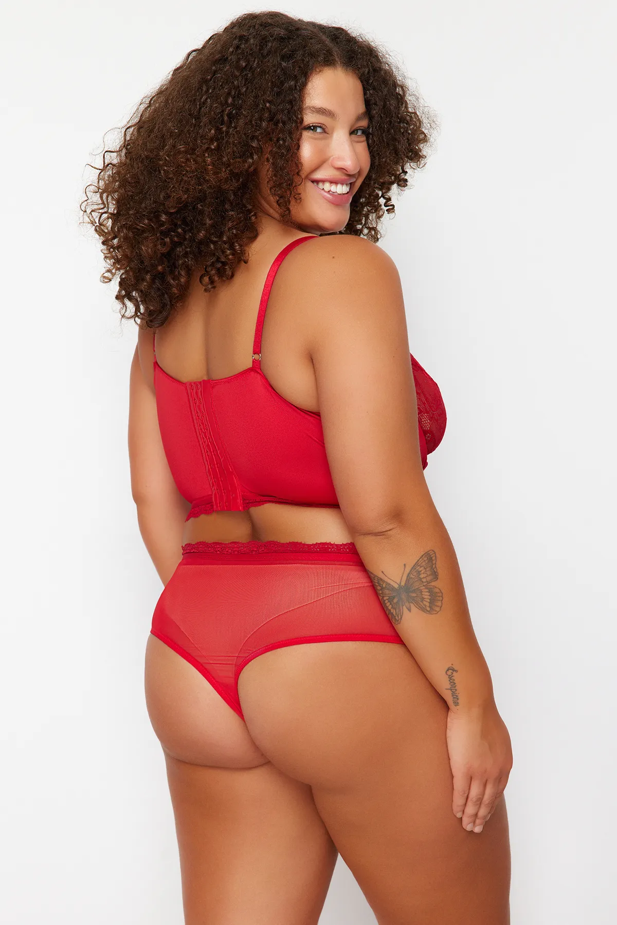 Trendyol Curve  Detaillierte Bustier-Höschen-Unterwäsche-Sets mit roter Spitze TBBSS23DG00000