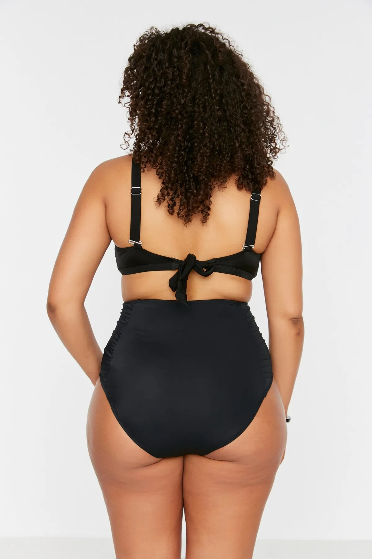 Trendyol Curve  Schwarze Bikinihose mit hoher Taille TBSSS22BA0329