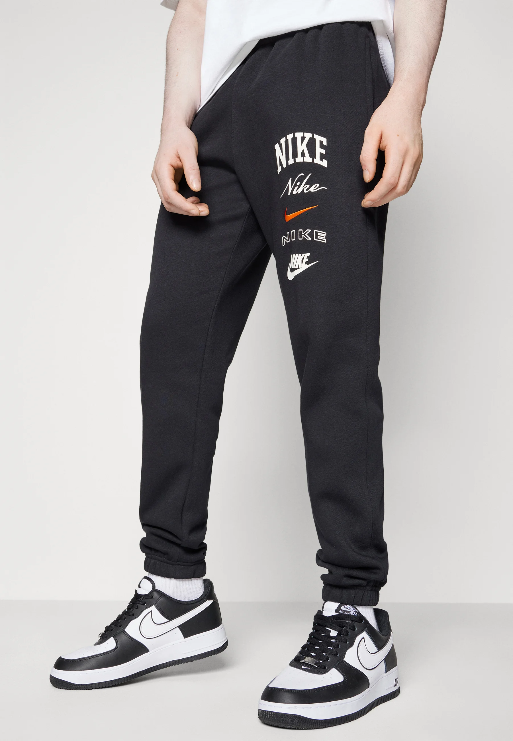 Nike Sportswear CLUB PANT STACK - Pantalones deportivos