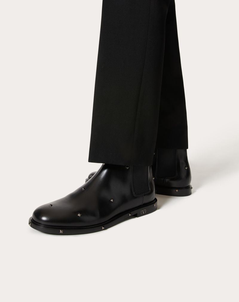 Bota de cano curto ARISTOPUNK em couro de bezerro com tachas