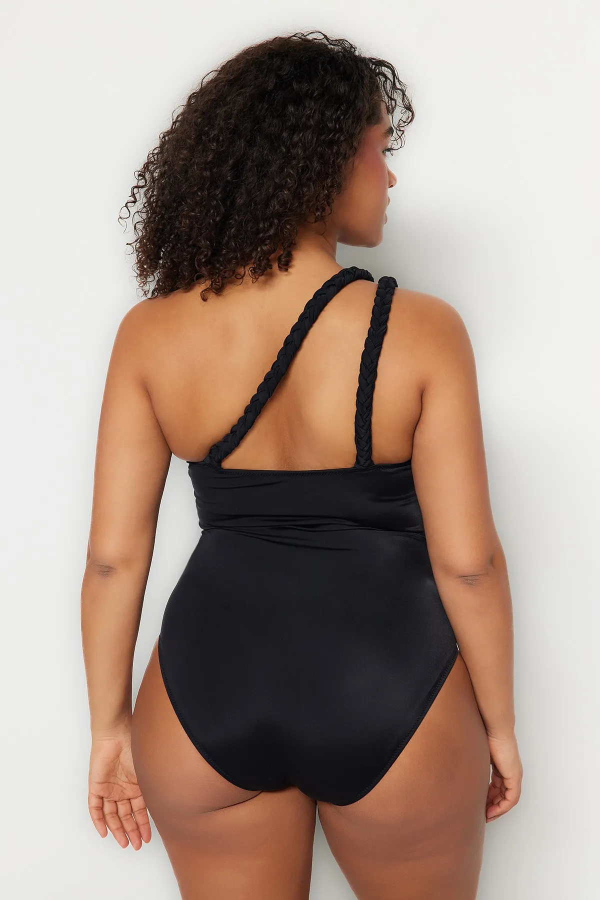 Trendyol Curve  Schwarzer One-Shoulder-Badeanzug mit Makramee-Detail TBBSS23AM00028