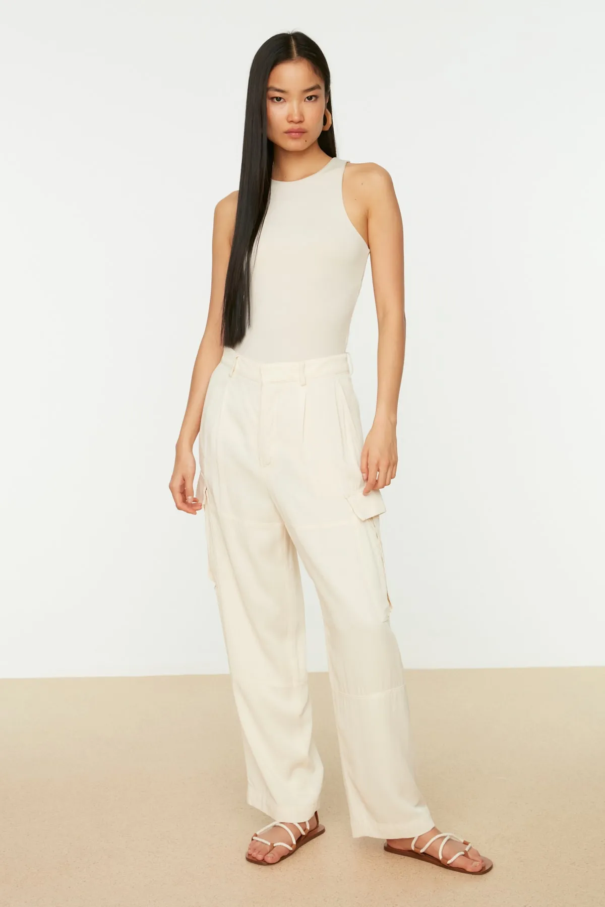 Trendyol Collection  Neckholder-Body mit flexiblem Druckknopf-Strick-Body in Stein TWOSS20BD0044