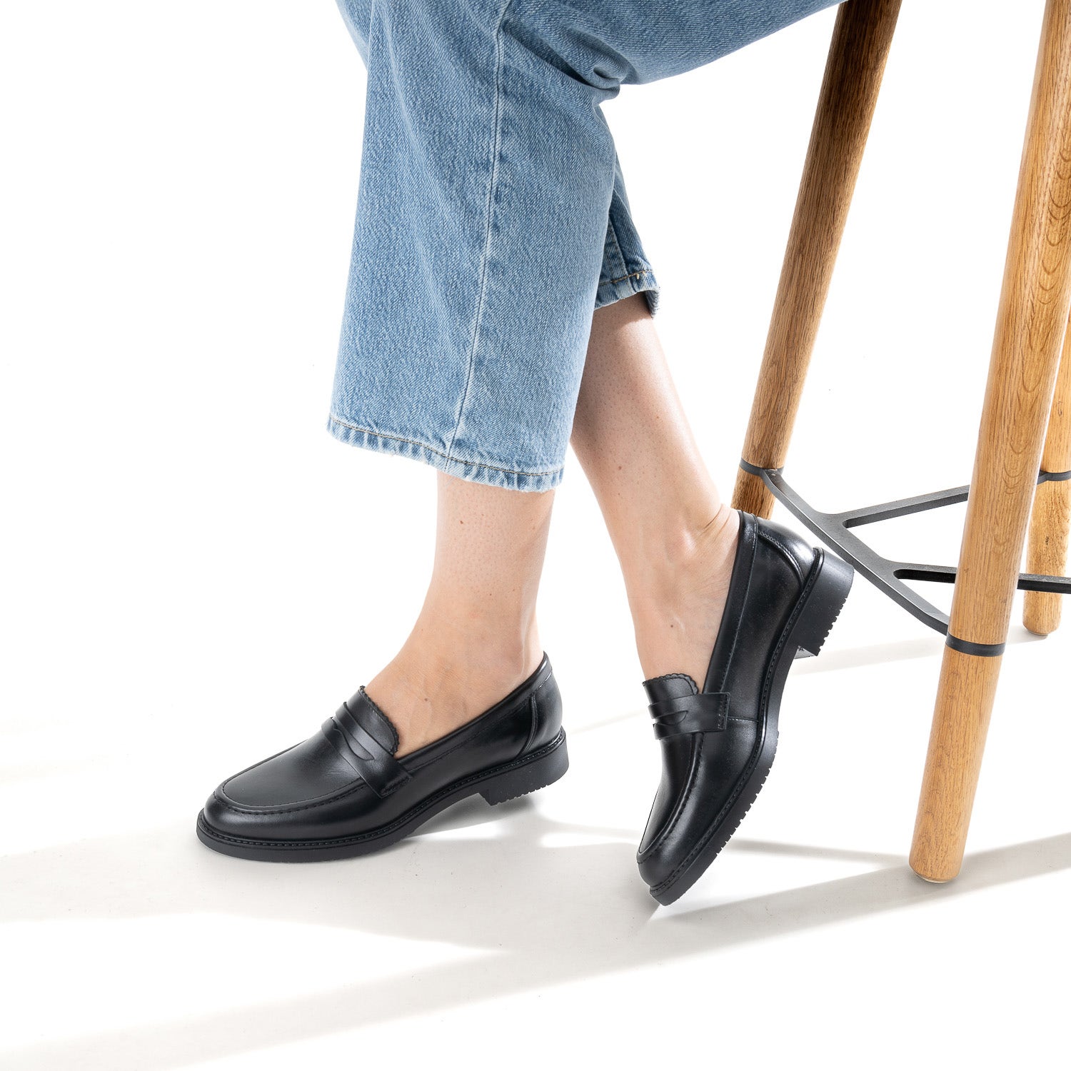 Mocassin noir éco-conçu en cuir bord cranté