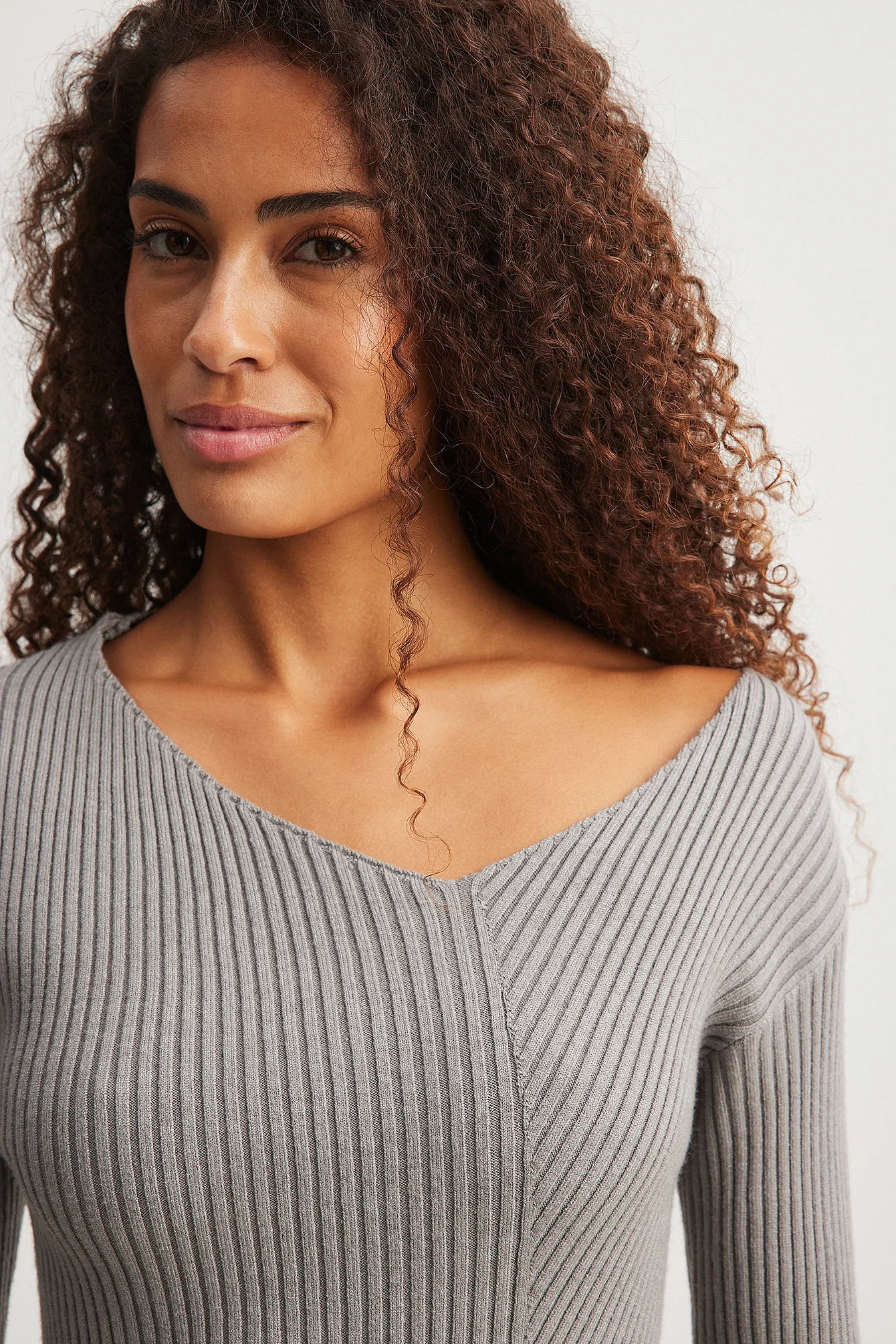 Asymmetrischer Pullover aus Rippstrick