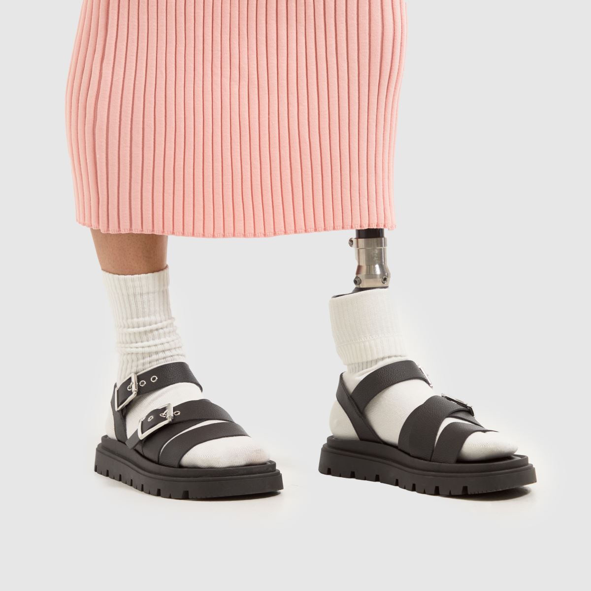 Schuh – Tullia – Svarta sandaler i läder med spänne