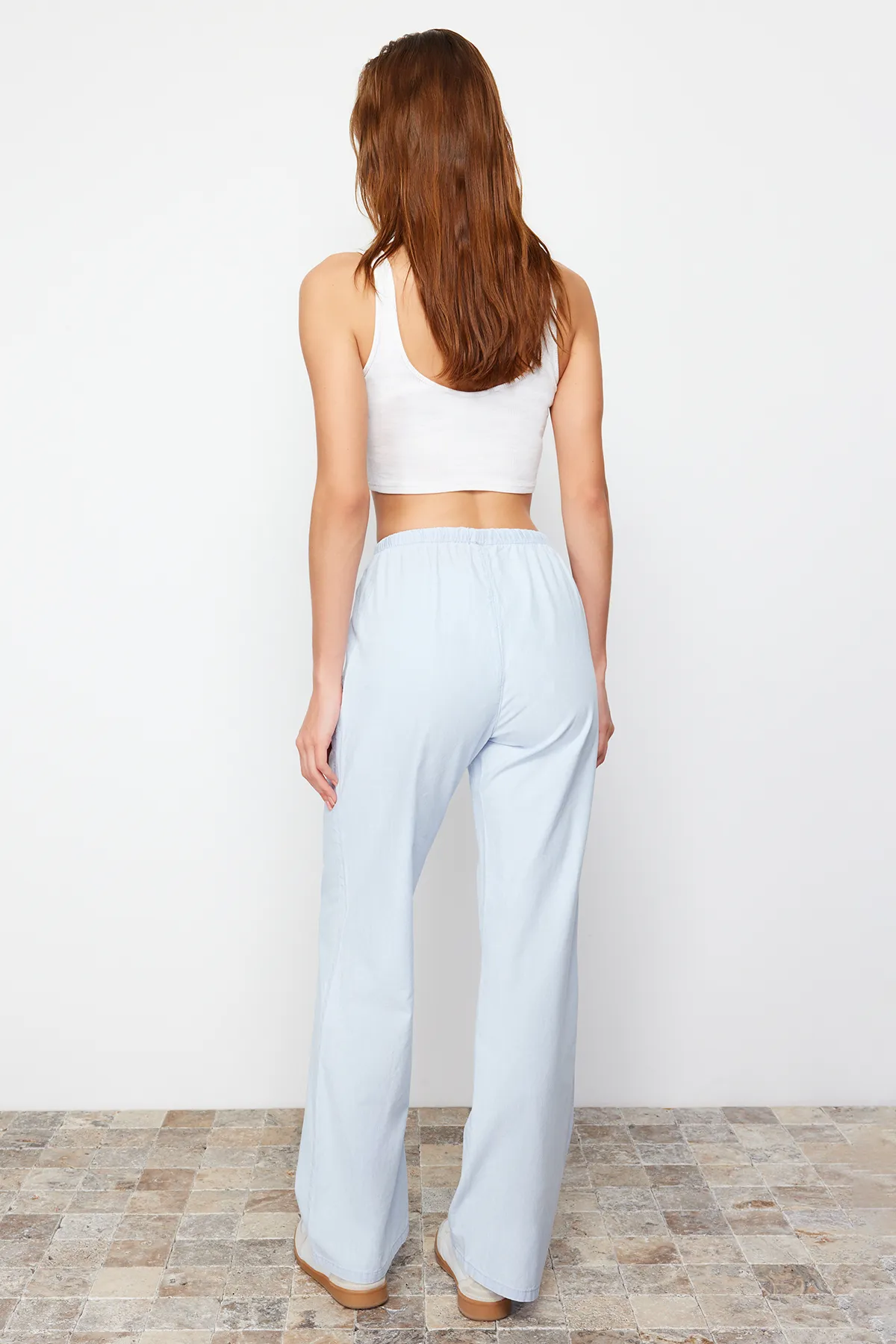 Trendyol Collection  Hellblaue Chambre-Jeans mit hoher Taille und weitem Bein und elastischem Bund TWOSS24JE00233