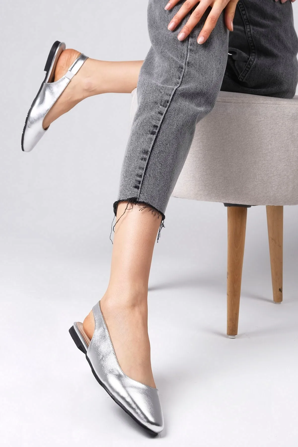 Mio Gusto  Flache Ballerina-Schuhe von Ally in silberner Farbe mit offenem Rücken für Damen