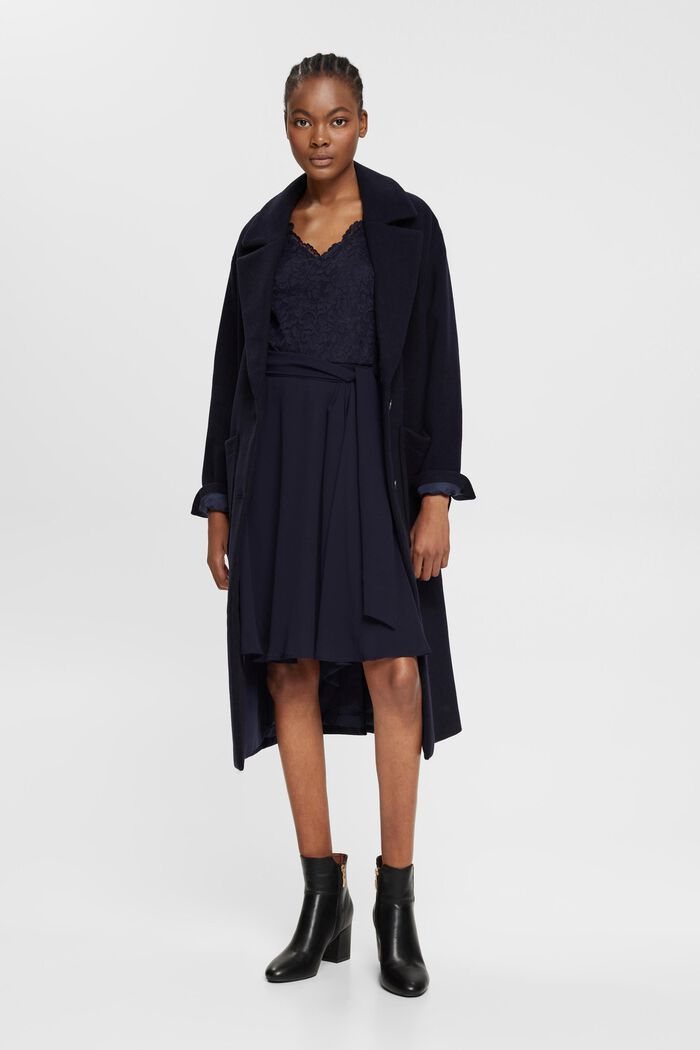 Aus Recycling-Material: Chiffon-Midikleid mit Spitze