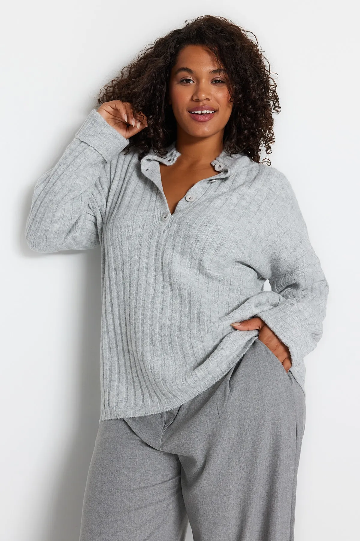 Trendyol Curve  Graue Strickjacke mit Knopfverschluss
