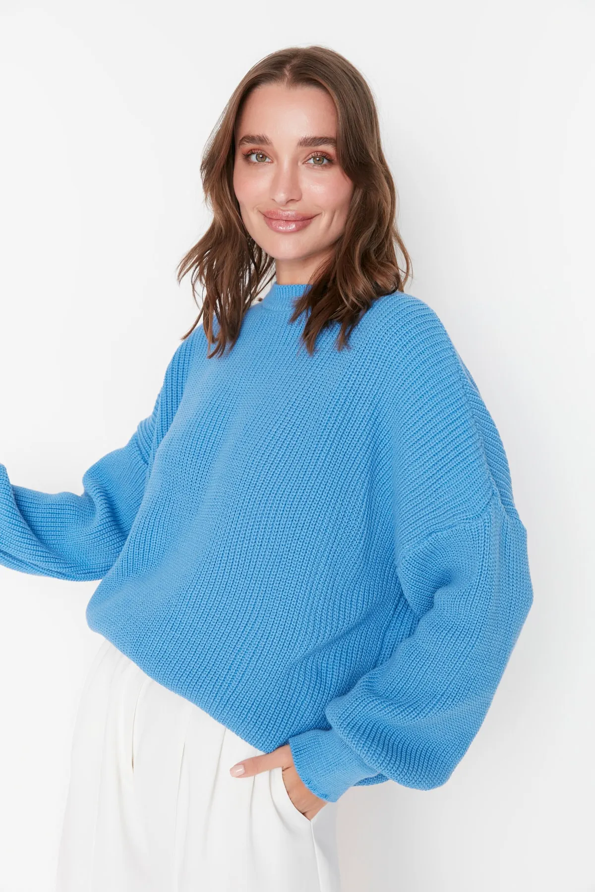Trendyol Collection  Blauer Strickpullover mit Rundhalsausschnitt und weiter Passform TWOAW23KZ01448