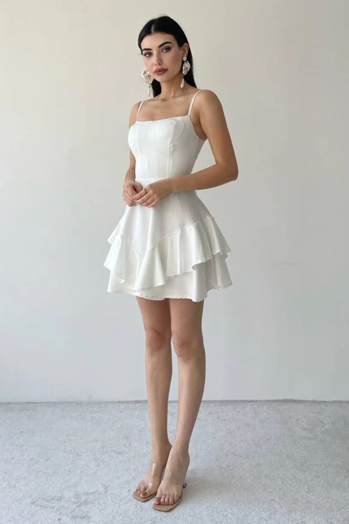 vuvutasarım  Atlas Stoff Dünner Trägerrock Bodendetail Weißes Abendkleid Weißes Abschlusskleid 102