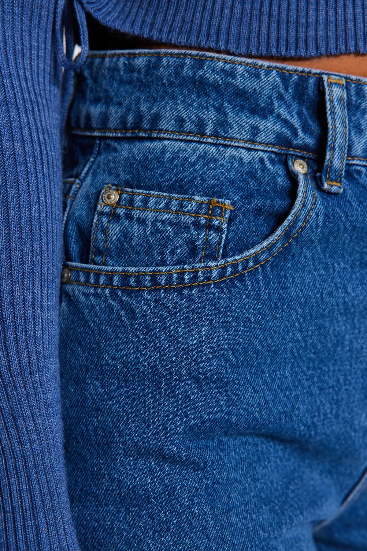 Trendyol Collection  Dunkelblaue Jeans mit hoher Taille und weitem Bein TWOAW24JE00075