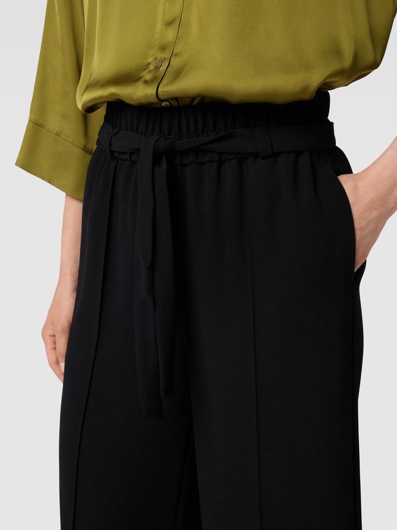 Stoffhose mit französischen Eingrifftaschen in schwarz