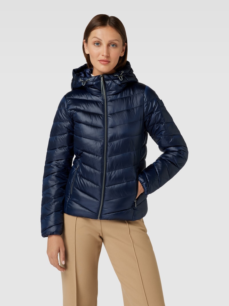 Steppjacke mit Label-Patch in marineblau