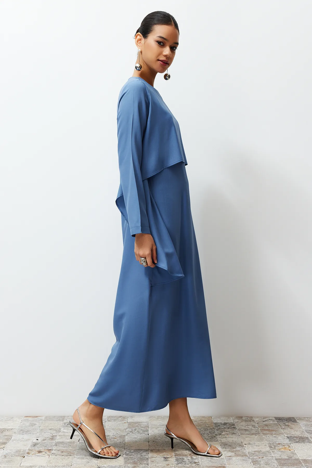 Trendyol Modest  Blaues, gerades, detailliertes Aller-Webkleid TCTSS24EB00146