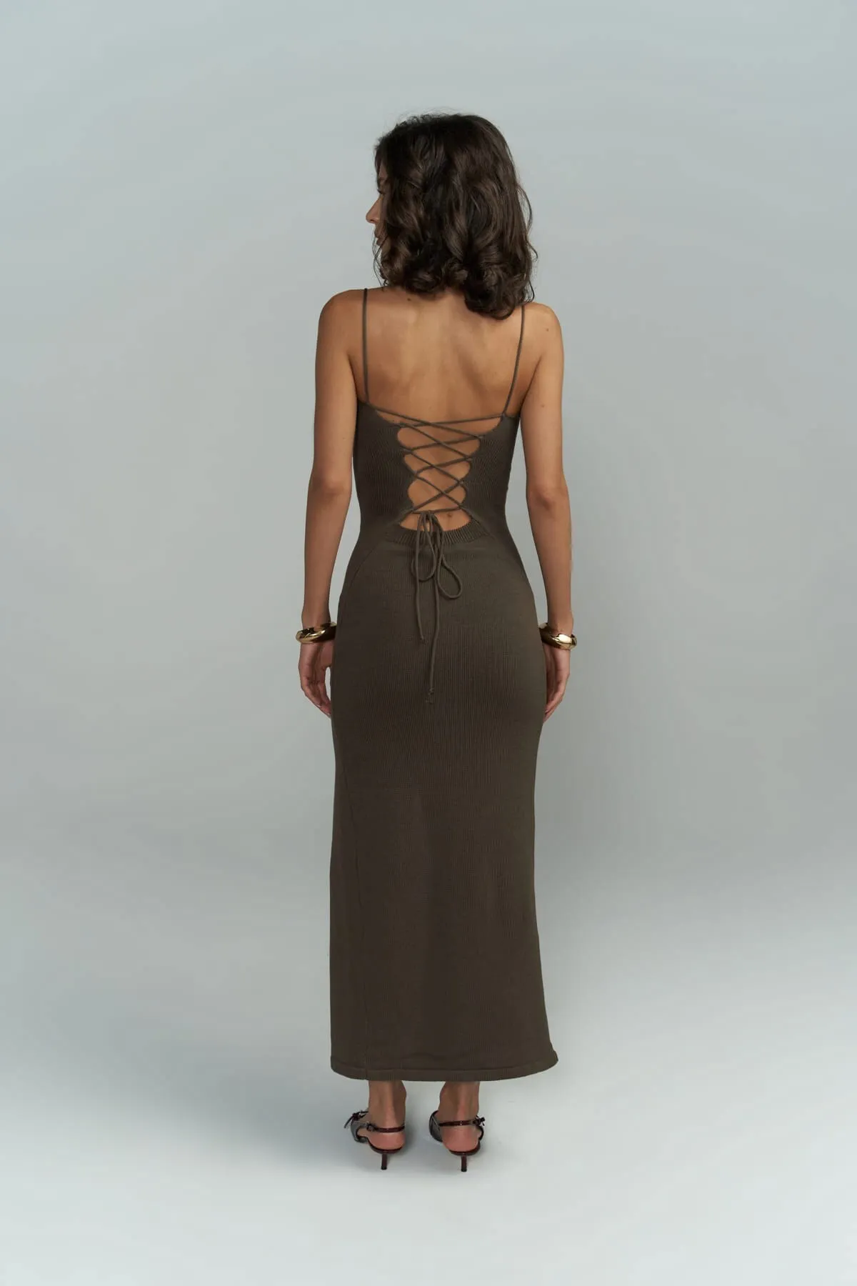 BOHEMAİ  Cintia Back Tief ausgeschnittenes braunes Strickkleid