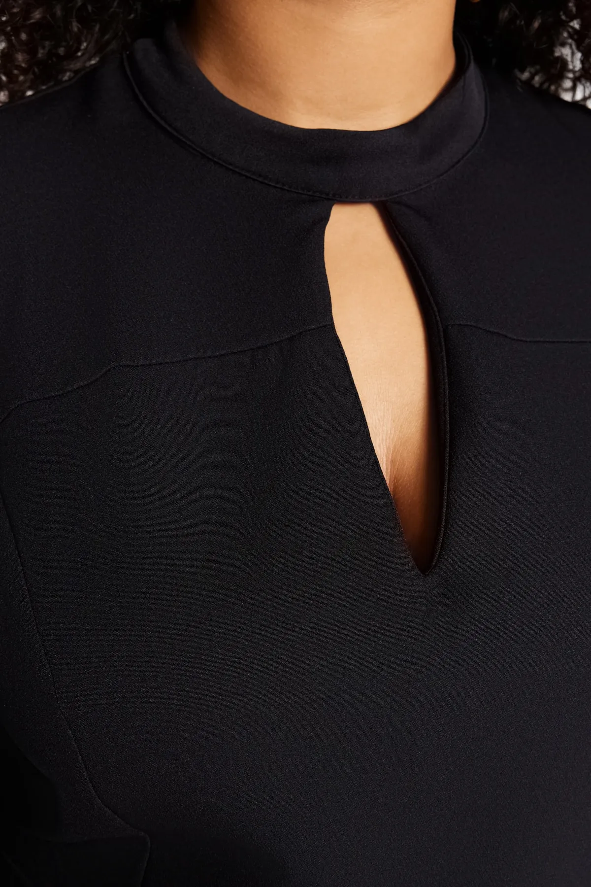 Trendyol Curve  Schwarzes Plus-Size-Kragen, tief ausgeschnittenes, ungefüttertes, langärmliges, figurbetontes Mini-Webkleid TBBAW23AH00040