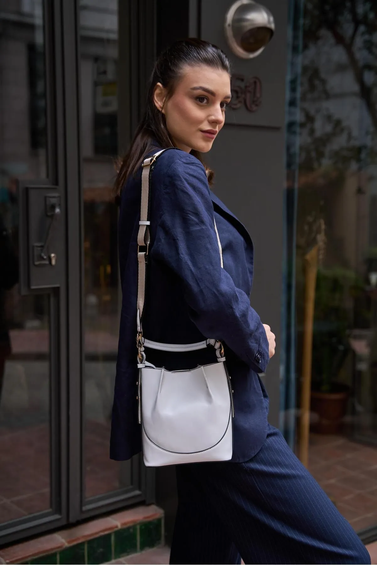 Madamra  Weiße Lauro Bucket Bag für Damen mit genähter Geldbörse oben -